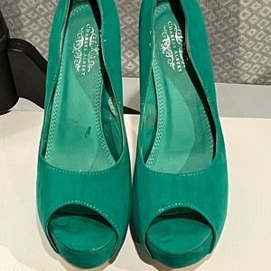 Green Velvet Slip On Charles Albert Stilettos/ Pumps.💢